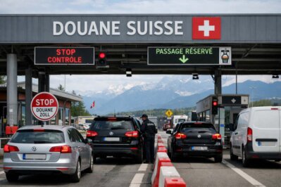 Travailleurs franchissant la frontière Suisse-France